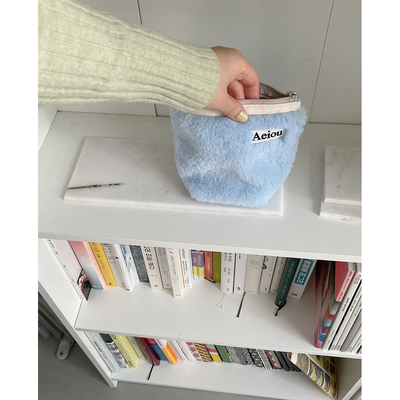 [ROOM 618] Aeiou Basic Pouch (M size) Powder Blue Fur