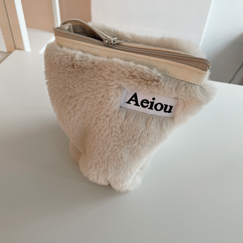Aeiou Basic Pouch (M size) Coconut Milk Fur 