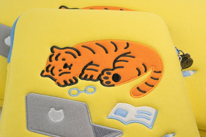 Sleepy tiger computer case